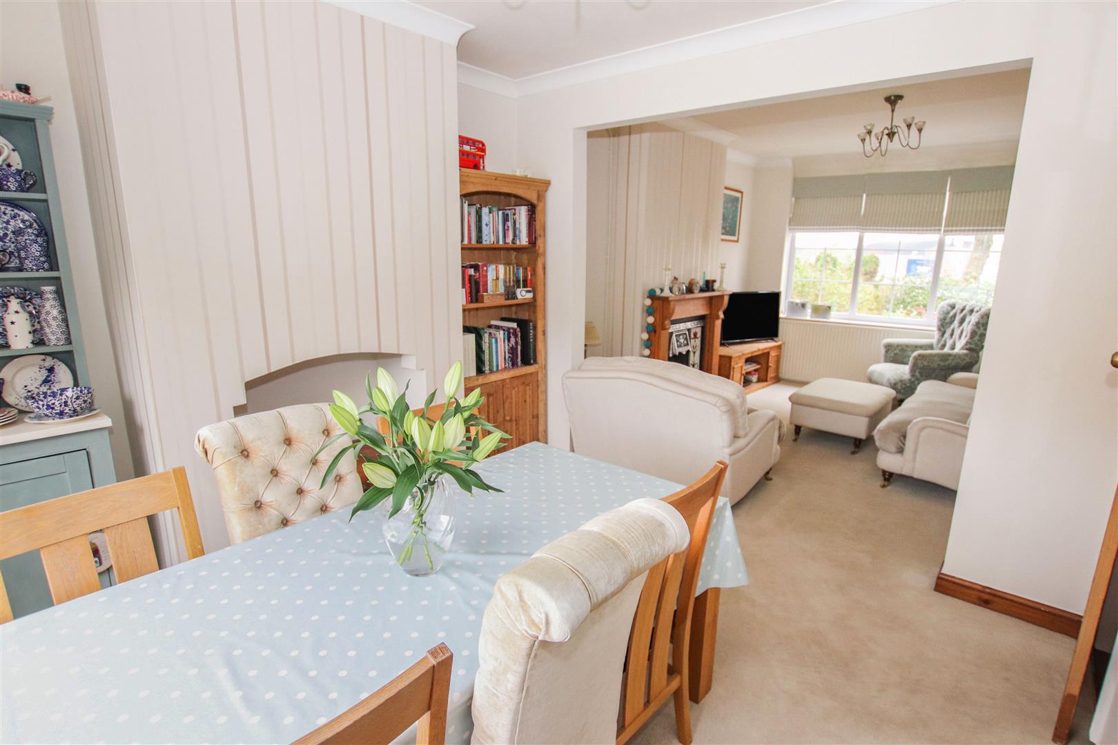 THROUGH LOUNGE / DINER